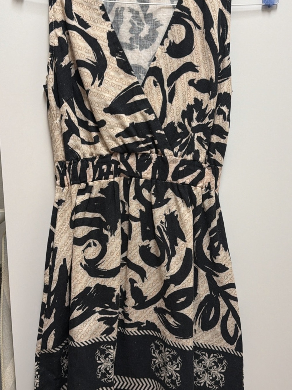 Sleeveless V-Neck Black and Beige Print Dress